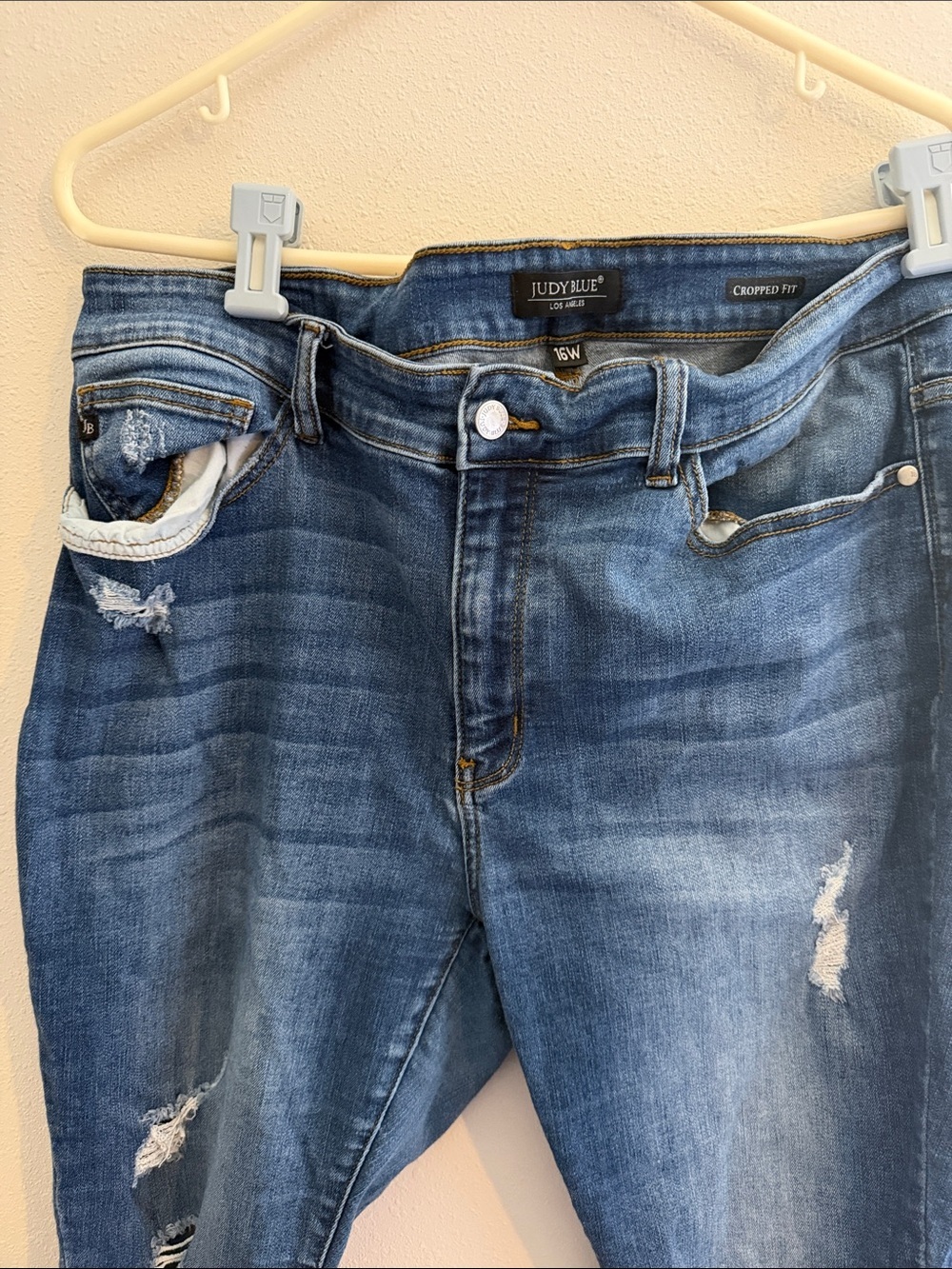 Judy Blue Distressed Cropped Jeans in Medium Blue Wash